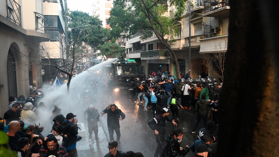 Los tanques hidrantes contra los manifestantes Foto Ral Ferrari