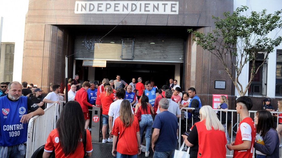 Los hinchas votan en Independiente foto Osvaldo Fanton