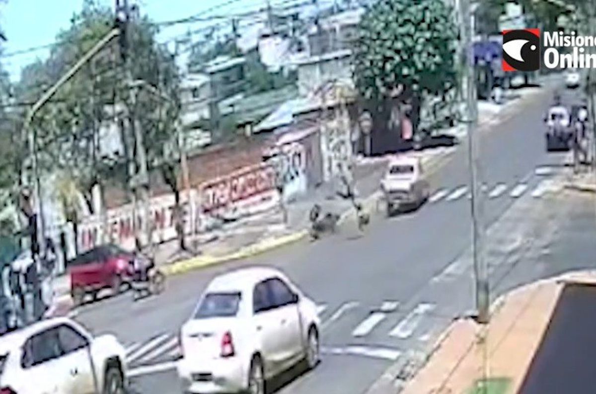 Imprudencia al volante: pasó en rojo a toda velocidad y atropelló a un motociclista en Posadas.